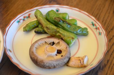 [画像がありません]カレーライス。椎茸とししとう焼き、サラダ（10月23日）