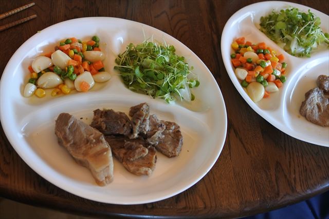 [画像がありません]焼き豚ステーキ、キャベツと間引き菜のサラダ、ミックスベジタブルとニンニク焼き（9月5日）