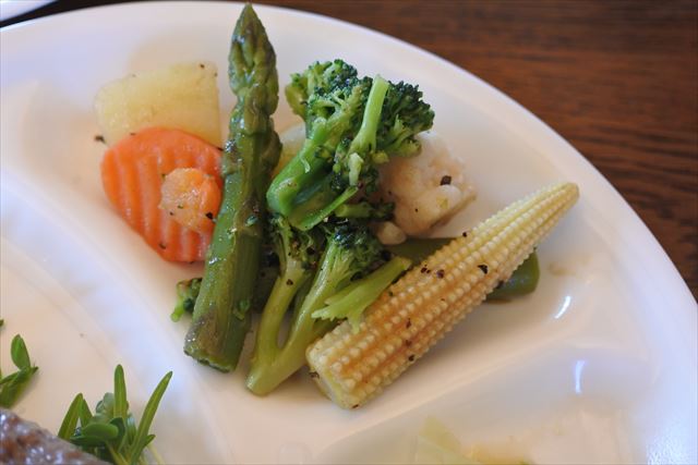 [画像がありません]夫作：ハンバーグ、温野菜サラダとキャベツのサラダ（9月27日）