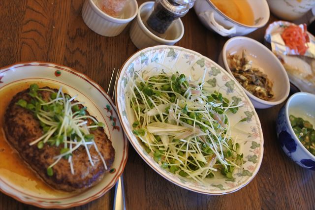 [画像がありません]洋食の日：ハンバーグ、パスタ。私は和食で（10月9日）