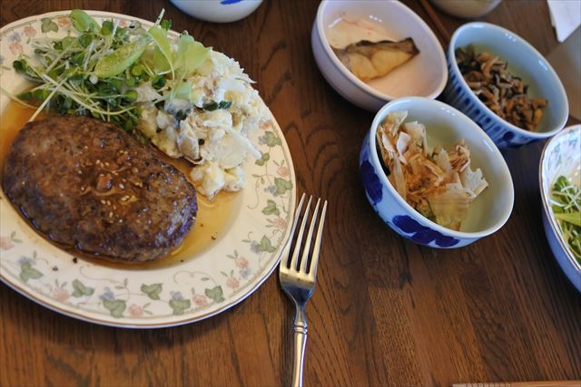[画像がありません]洋食ディナー：ハンバーグ、ポテサラ、サラダ添え（10月23日）