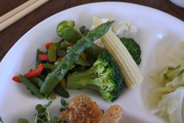 [画像がありません]夫作：カツ、温野菜サラダ、特製ドレッシング添え（11月15日）