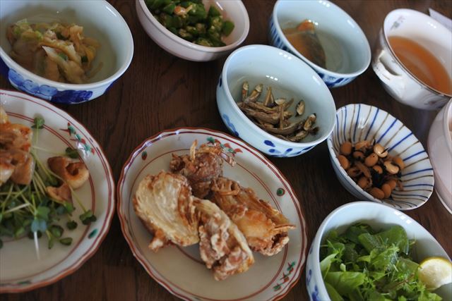 [画像がありません]豚肉と玉ねぎの天ぷら、自家製野菜のサラダなど（11月19日）