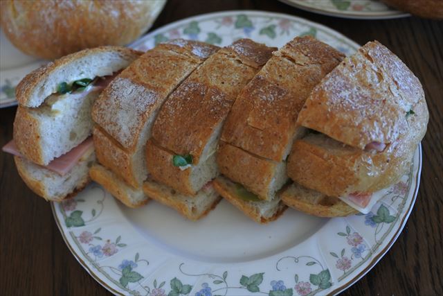 [画像がありません]焼き立てパンの朝食。サンドイッチ（11月21日）