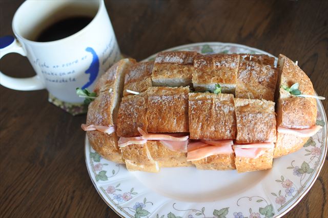 [画像がありません]夫作：フランスパンで作るサンドイッチ（11月23日）