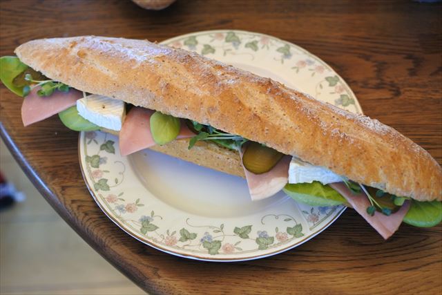 [画像がありません]夫作：焼き立てパンの朝食。バケットのサンドイッチ（12月19日）