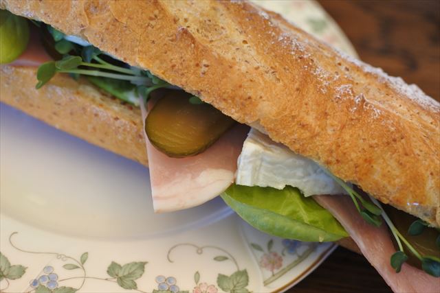 [画像がありません]夫作：焼き立てパンの朝食。バケットのサンドイッチ（12月19日）