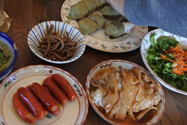 [画像がありません]生姜焼き丼、柿の葉寿司、自家栽培のフレッシュサラダなど（1月1日）