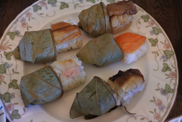[画像がありません]生姜焼き丼、柿の葉寿司、自家栽培のフレッシュサラダなど（1月1日）