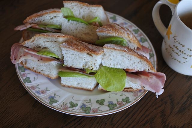 [画像がありません]日曜の朝。夫くんが作ってくれたサンドイッチ（1月10日）