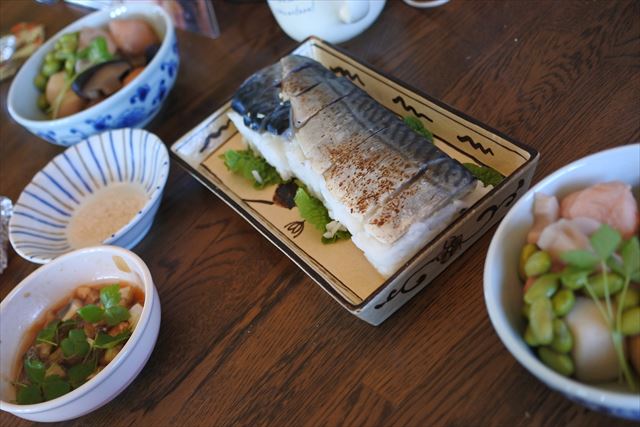 [画像がありません]本マグロ、金華鯖のお寿司、野菜の煮物。じゃーん。（1月17日）
