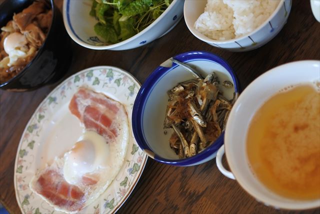 [画像がありません]豚生姜焼き丼、ベーコンエッグ、自家製野菜のフレッシュサラダ（2月1日）