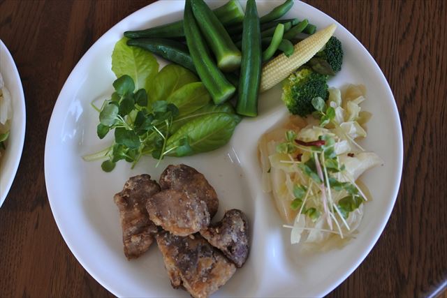 [画像がありません]夫作：豚のから揚げと冷凍野菜のサラダ（2月7日）