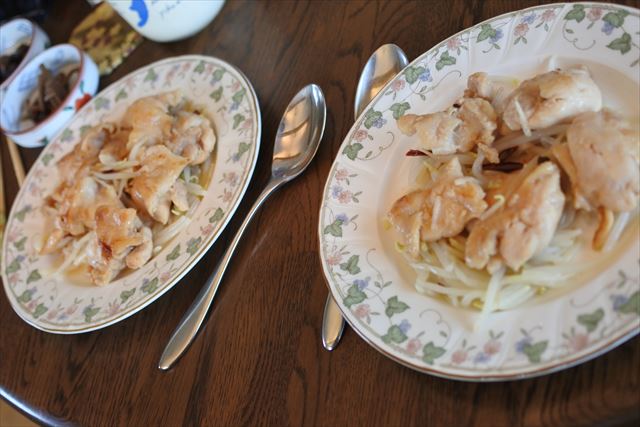 [画像がありません]冷凍もやし炒めの上には塩麴漬けの鶏肉のソテー。ミネストローネ風スープ（2月12日）
