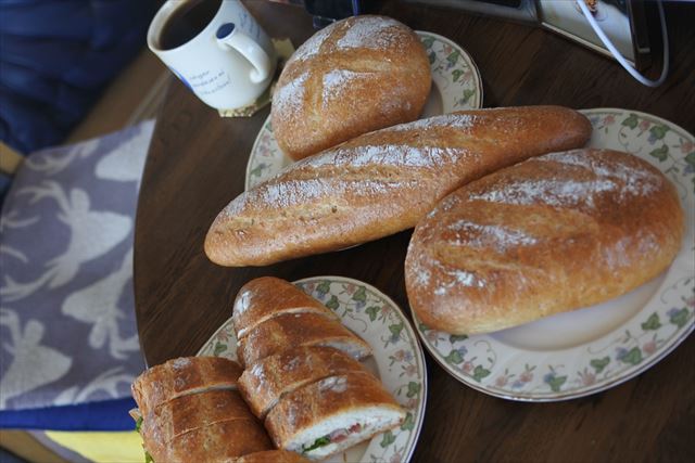 [画像がありません]土曜の朝は焼き立てパンの日。サンドイッチ仕立てで（2月13日）