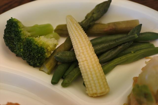 [画像がありません]塩麴漬けの鶏肉ソテー、冷凍野菜で作るサラダ（3月21日）