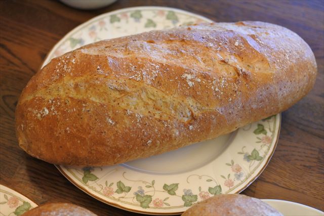 [画像がありません]土曜の朝の焼き立てパン。丸とか細長いのとか（4月17日）