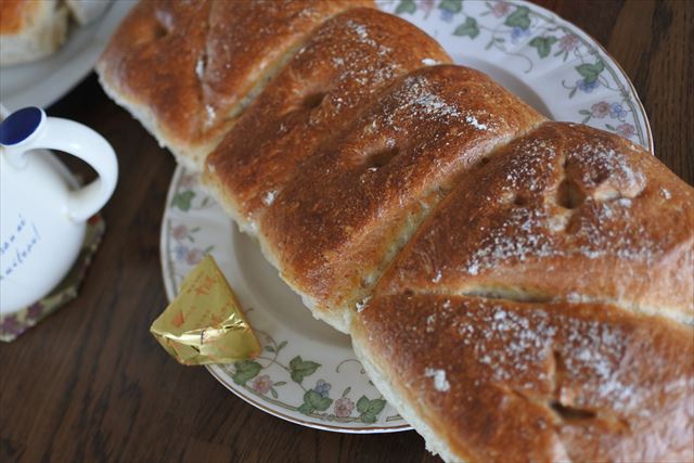 [画像がありません]土曜の朝の焼き立てパン。カマンベールチーズ添え（5月8日）