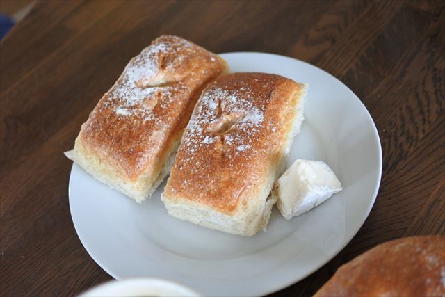 [画像がありません]土曜の朝の焼き立てパン。カマンベールチーズ添え（5月8日）
