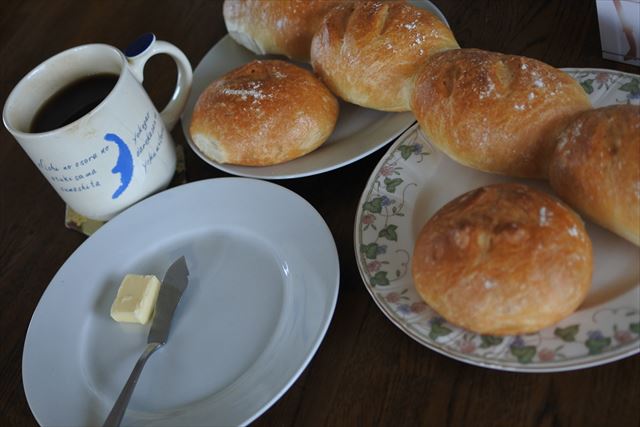 [画像がありません]土曜の朝の焼き立てパン。シンプルにバターで（5月29日）