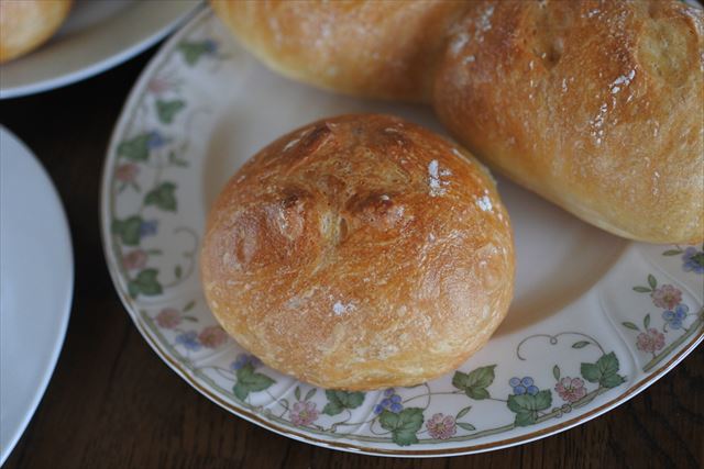 [画像がありません]土曜の朝の焼き立てパン。シンプルにバターで（5月29日）
