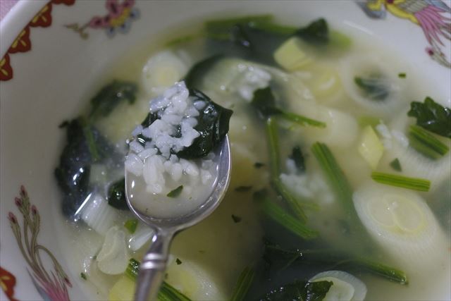 [画像がありません]夫が夜食に野菜スープで雑炊を作ってくれた（7月3日）