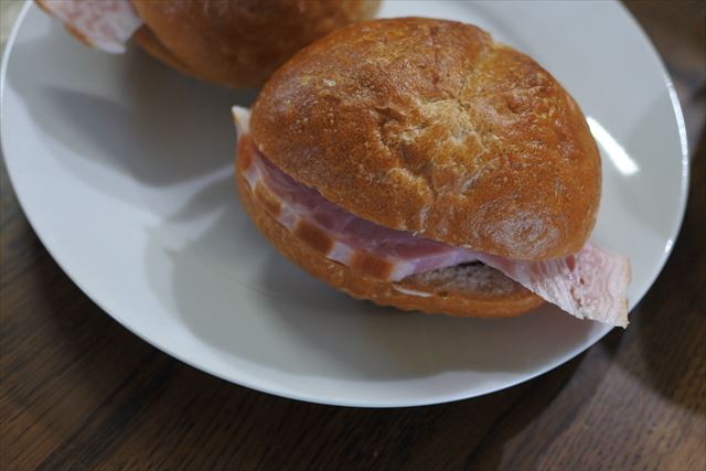 [画像がありません]日曜日の朝食は丸パンで作ったハムサンド（7月4日）