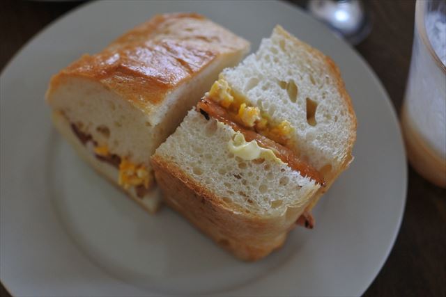 [画像がありません]ベーコンと卵のサンドイッチで素敵な朝食（10月31日）