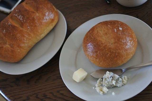 [画像がありません]土曜の朝の焼き立てパン。ブルーチーズ添え（2月19日）