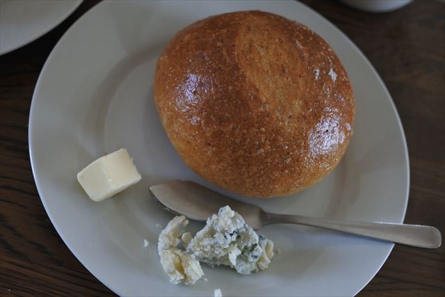 [画像がありません]土曜の朝の焼き立てパン。ブルーチーズ添え（2月19日）