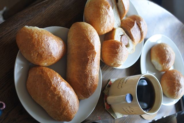 [画像がありません]焼き立てパンで素敵な朝食。夫へありがとう（5月7日）