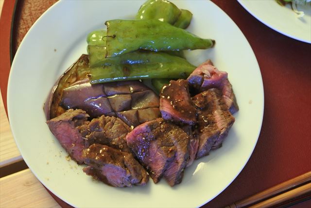 [画像がありません]牛肉とサラダ。夫が作った夕食シリーズ（7月30日）