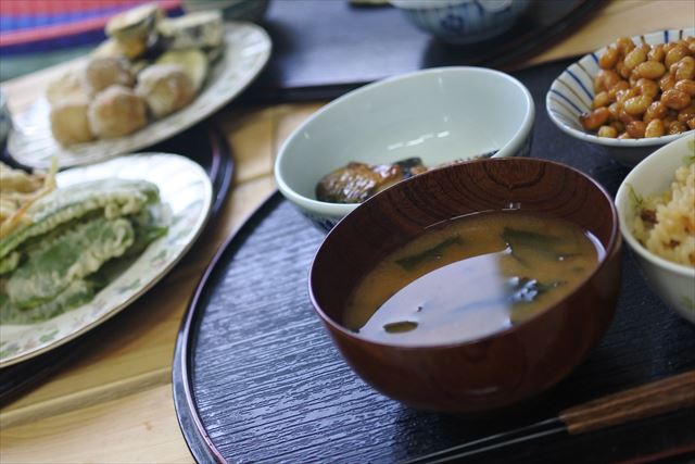[画像がありません]若布のお味噌汁、焼き魚、天ぷら、炊き込みご飯。和食です（10月24日）