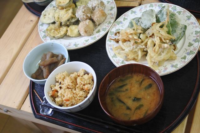[画像がありません]若布のお味噌汁、焼き魚、天ぷら、炊き込みご飯。和食です（10月24日）
