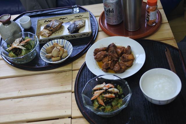 [画像がありません]和食です。焼き魚とかきゅうりとわかめとカニカマのサラダ（11月1日）