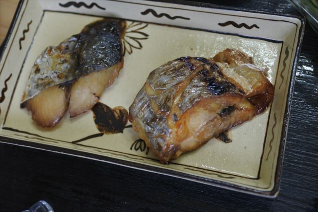 [画像がありません]和食です。焼き魚とかきゅうりとわかめとカニカマのサラダ（11月1日）