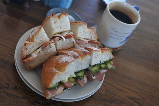[画像がありません]朝のサンドイッチとコーヒー（11月6日）