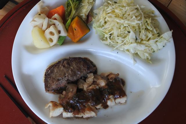 [画像がありません]鶏肉とハンバーグ、温野菜。夫の作った夕食（2月17日）