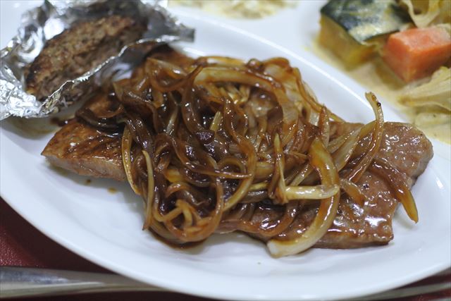 [画像がありません]今夜はステーキ。焼き立てのパンを添えて（2月18日）