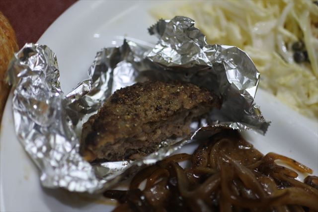 [画像がありません]今夜はステーキ。焼き立てのパンを添えて（2月18日）