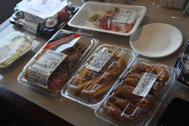 [画像がありません]横浜のホテルでお惣菜を並べて食べる（4月19日）