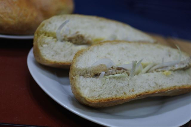 [画像がありません]焼き立てパンでサンドイッチ。玉ねぎ入り（10月15日）
