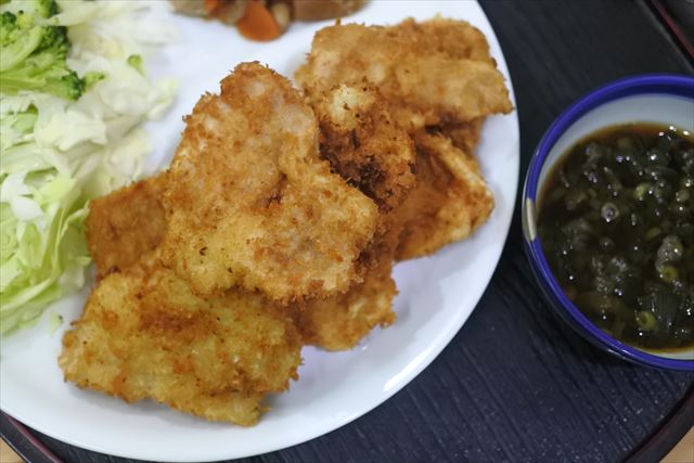 [画像がありません]ミニトンカツをタレにつけて食べる（2月2日）