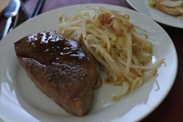 [画像がありません]ごちそうです。ステーキと鶏のたたき（3月3日）