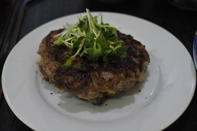 [画像がありません]夫がハンバーグを焼き私が大根おろし（4月8日）