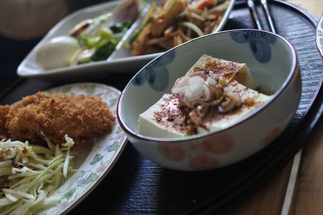 [画像がありません]豚カツとひややっこの夕食（4月10日）