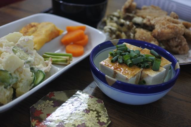 [画像がありません]鶏のから揚げ、ひややっこ、ポテトサラダの夕食（5月4日）