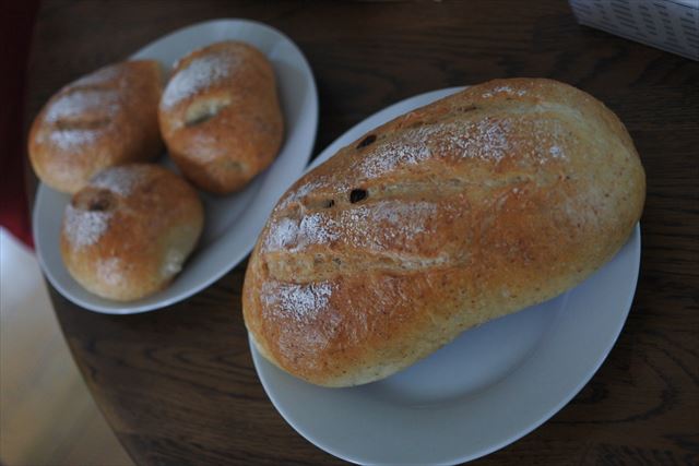 [画像がありません]焼き立てパンで至福の時（6月9日）